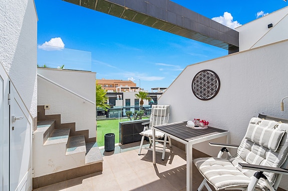 Nydelig leilighet med takterrasse i populære Punta Prima | Parkering og bod | Stort fellesområde med 2 basseng