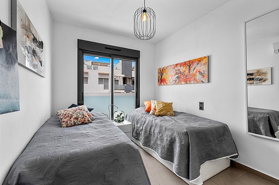 Nydelig leilighet med takterrasse i populære Punta Prima | Parkering og bod | Stort fellesområde med 2 basseng