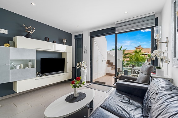 Nydelig leilighet med takterrasse i populære Punta Prima | Parkering og bod | Stort fellesområde med 2 basseng