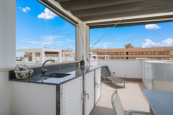 Nydelig leilighet med takterrasse i populære Punta Prima | Parkering og bod | Stort fellesområde med 2 basseng