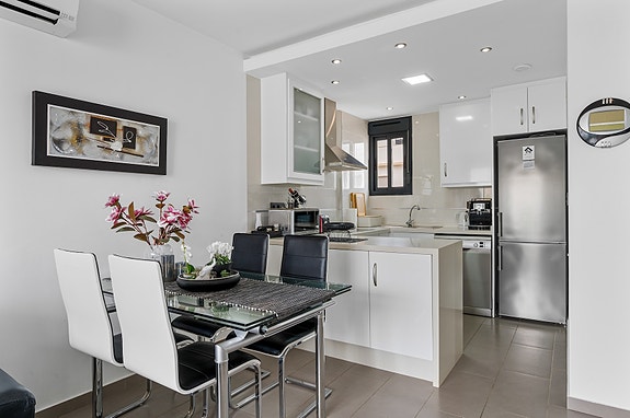 Nydelig leilighet med takterrasse i populære Punta Prima | Parkering og bod | Stort fellesområde med 2 basseng