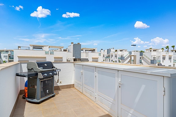 Nydelig leilighet med takterrasse i populære Punta Prima | Parkering og bod | Stort fellesområde med 2 basseng