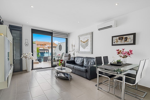 Nydelig leilighet med takterrasse i populære Punta Prima | Parkering og bod | Stort fellesområde med 2 basseng