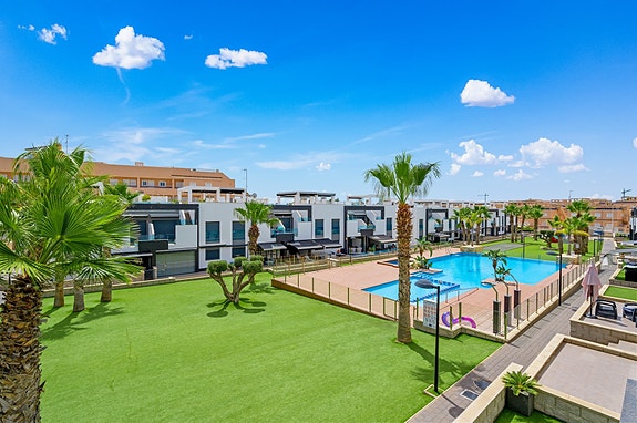 Nydelig leilighet med takterrasse i populære Punta Prima | Parkering og bod | Stort fellesområde med 2 basseng