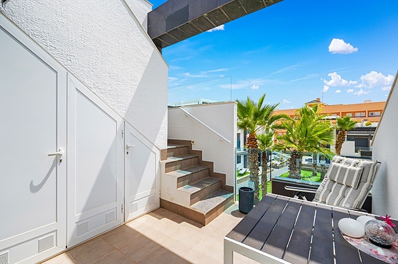 Nydelig leilighet med takterrasse i populære Punta Prima | Parkering og bod | Stort fellesområde med 2 basseng