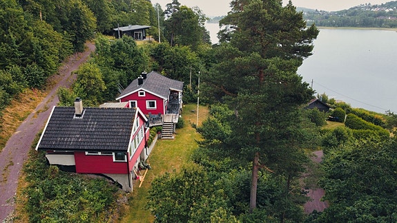 Velkommen til Løvøyveien 94 - en flott fritidseiendom med to separate hytter. Foto: Kristian T. Bollæren