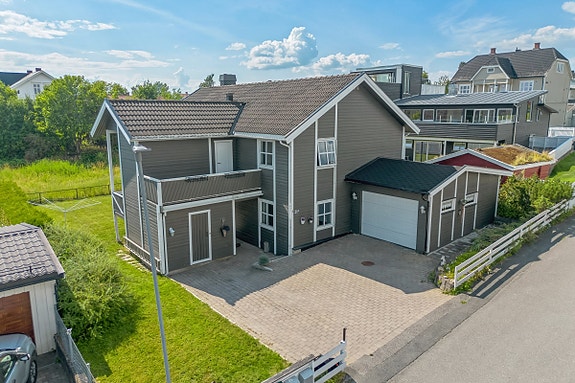 Velholdt tomannsbolig med tilhørende garasje 1.etg. - Velkommen til Andreas Sæhlies gate 31A!