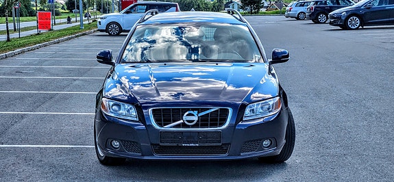 Volvo V70 2 of 5