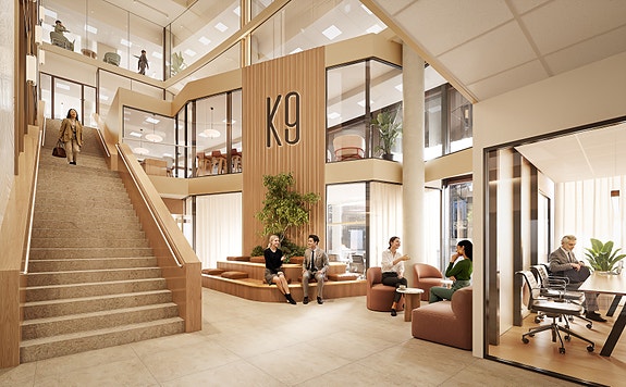 Velkommen til nye K9! Det er ikke mye Statens Hus igjen i dette atriumsrommet. Det som møter deg i Kaigaten 9 er et lyst og åpen inngangsparti med tilhørende møteromsenter og sosiale soner.