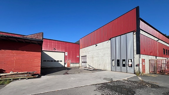 Hall 1 - stor kjøreport mot øst