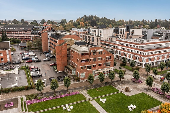 Bygård i hjertet av sentrum med kort avstand til butikker og offentlige tjenestetilbud.