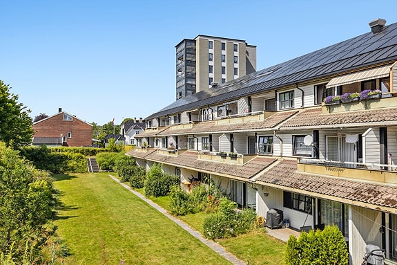 DNB Eiendom v/Tobias Sture har gleden av å presentere Kongsgård Alle 5B! En velholdt og pen leilighet med meget sentral beliggenhet på Lund! Pent opparbeidet hage for felles benyttelse.