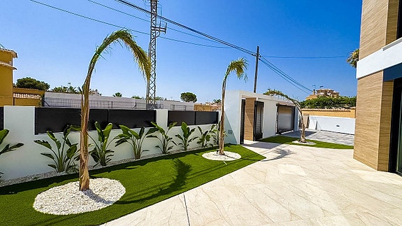 NYHET! Eksklusiv ny villa med 4 soverom og 3 bad | Stor uteplass med basseng