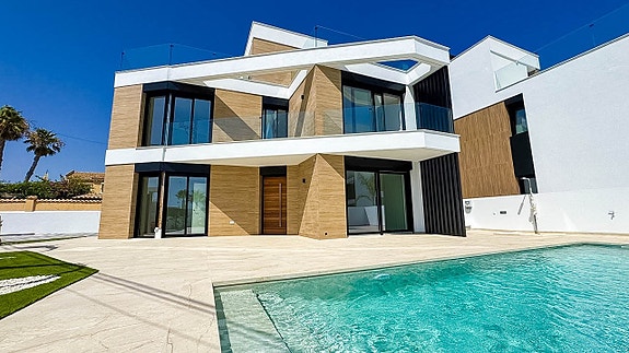 NYHET! Eksklusiv ny villa med 4 soverom og 3 bad | Stor uteplass med basseng