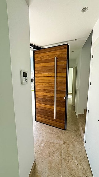 NYHET! Eksklusiv ny villa med 4 soverom og 3 bad | Stor uteplass med basseng