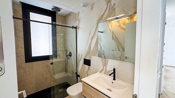 NYHET! Eksklusiv ny villa med 4 soverom og 3 bad | Stor uteplass med basseng