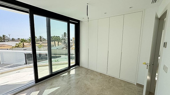 NYHET! Eksklusiv ny villa med 4 soverom og 3 bad | Stor uteplass med basseng