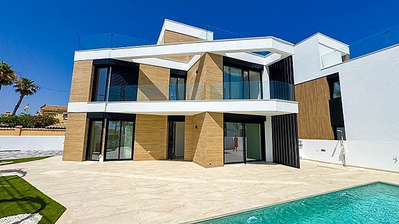 NYHET! Eksklusiv ny villa med 4 soverom og 3 bad | Stor uteplass med basseng