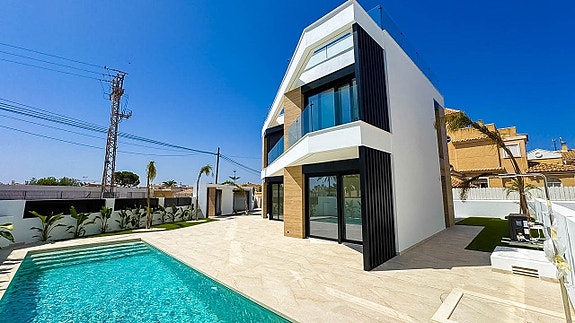 NYHET! Eksklusiv ny villa med 4 soverom og 3 bad | Stor uteplass med basseng