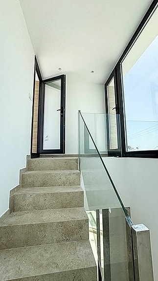 NYHET! Eksklusiv ny villa med 4 soverom og 3 bad | Stor uteplass med basseng