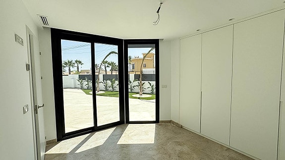 NYHET! Eksklusiv ny villa med 4 soverom og 3 bad | Stor uteplass med basseng