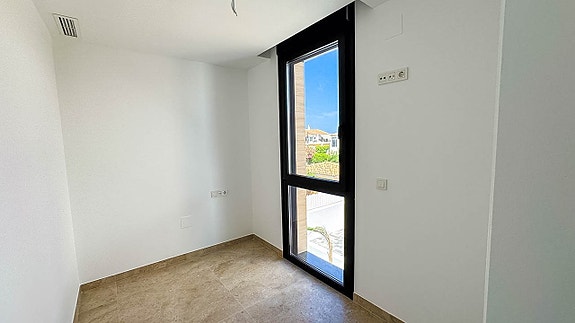 NYHET! Eksklusiv ny villa med 4 soverom og 3 bad | Stor uteplass med basseng