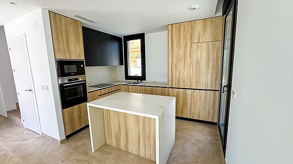 NYHET! Eksklusiv ny villa med 4 soverom og 3 bad | Stor uteplass med basseng