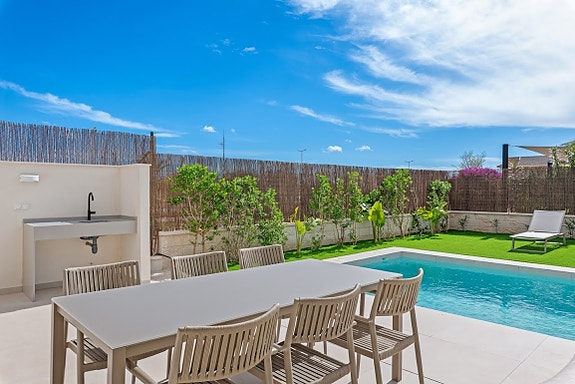 Nøkkelferdig! Moderne villa med privat basseng og takterrasse | 3 soverom og 2 bad | Leveres møblert og ferdig hage!