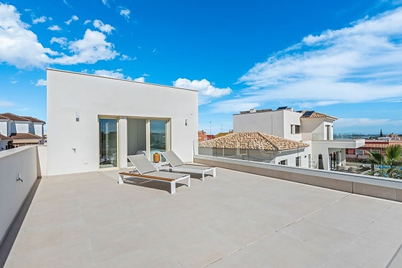 Nøkkelferdig! Moderne villa med privat basseng og takterrasse | 3 soverom og 2 bad | Leveres møblert og ferdig hage!