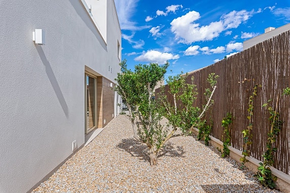 Nøkkelferdig! Moderne villa med privat basseng og takterrasse | 3 soverom og 2 bad | Leveres møblert og ferdig hage!