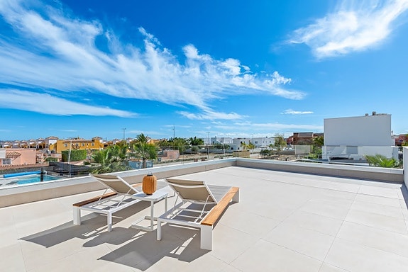 Nøkkelferdig! Moderne villa med privat basseng og takterrasse | 3 soverom og 2 bad |