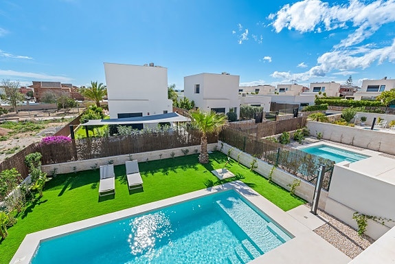 Nøkkelferdig! Moderne villa med privat basseng og takterrasse | 3 soverom og 2 bad |