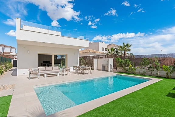 Nøkkelferdig! Moderne villa med privat basseng og takterrasse | 3 soverom og 2 bad |