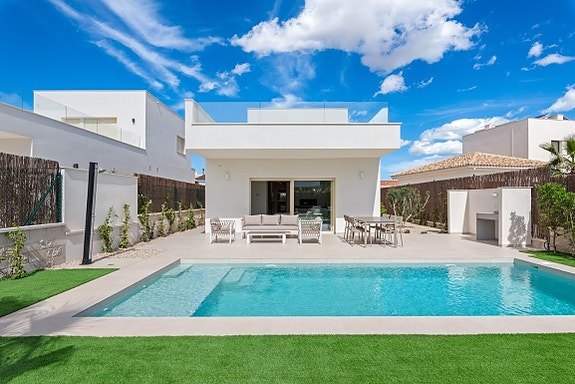 Nøkkelferdig! Moderne villa med privat basseng og takterrasse | 3 soverom og 2 bad | Leveres møblert og ferdig hage!