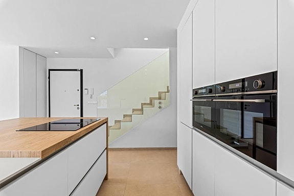 Nøkkelferdig! Moderne villa med privat basseng og takterrasse | 3 soverom og 2 bad | Leveres møblert og ferdig hage!