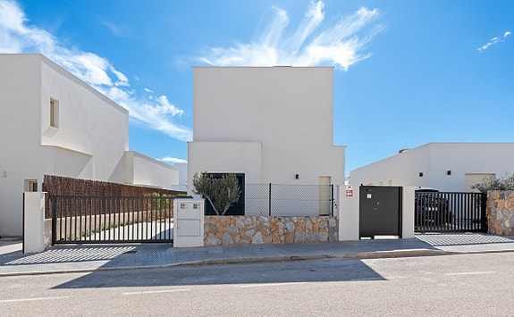 Nøkkelferdig! Moderne villa med privat basseng og takterrasse | 3 soverom og 2 bad | Leveres møblert og ferdig hage!