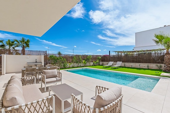 Nøkkelferdig! Moderne villa med privat basseng og takterrasse | 3 soverom og 2 bad | Leveres møblert og ferdig hage!