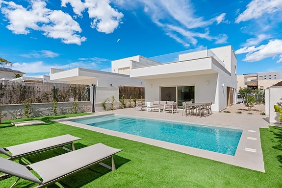 Nøkkelferdig! Moderne villa med privat basseng og takterrasse | 3 soverom og 2 bad |