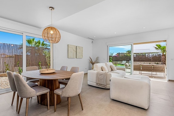 Nøkkelferdig! Moderne villa med privat basseng og takterrasse | 3 soverom og 2 bad | Leveres møblert og ferdig hage!