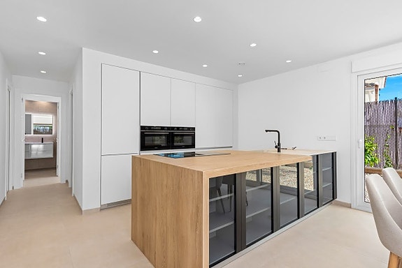 Nøkkelferdig! Moderne villa med privat basseng og takterrasse | 3 soverom og 2 bad | Leveres møblert og ferdig hage!