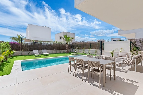 Nøkkelferdig! Moderne villa med privat basseng og takterrasse | 3 soverom og 2 bad |