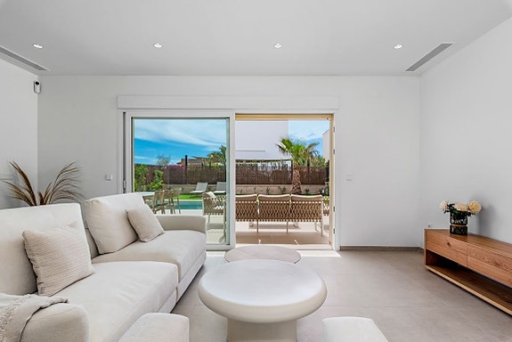 Nøkkelferdig! Moderne villa med privat basseng og takterrasse | 3 soverom og 2 bad | Leveres møblert og ferdig hage!