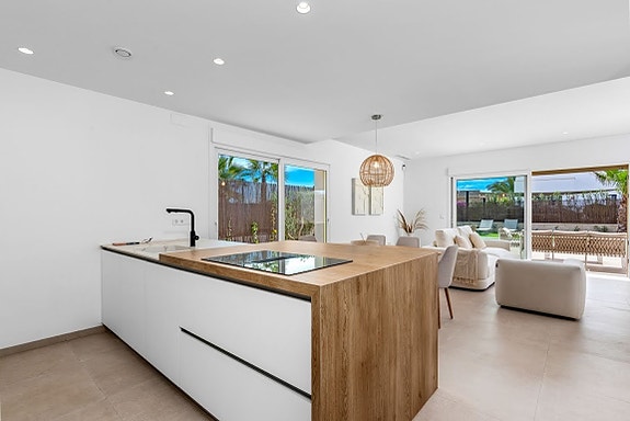 Nøkkelferdig! Moderne villa med privat basseng og takterrasse | 3 soverom og 2 bad |