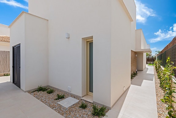 Nøkkelferdig! Moderne villa med privat basseng og takterrasse | 3 soverom og 2 bad | Leveres møblert og ferdig hage!