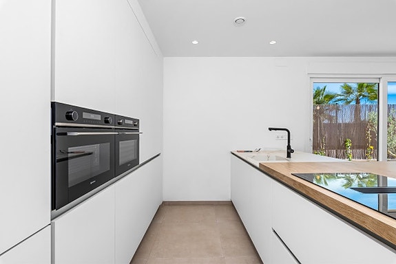 Nøkkelferdig! Moderne villa med privat basseng og takterrasse | 3 soverom og 2 bad | Leveres møblert og ferdig hage!