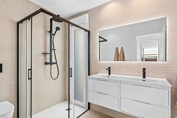 Nøkkelferdig! Moderne villa med privat basseng og takterrasse | 3 soverom og 2 bad | Leveres møblert og ferdig hage!