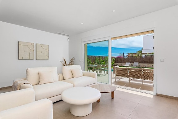 Nøkkelferdig! Moderne villa med privat basseng og takterrasse | 3 soverom og 2 bad | Leveres møblert og ferdig hage!