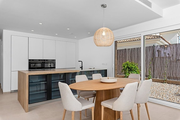 Nøkkelferdig! Moderne villa med privat basseng og takterrasse | 3 soverom og 2 bad |