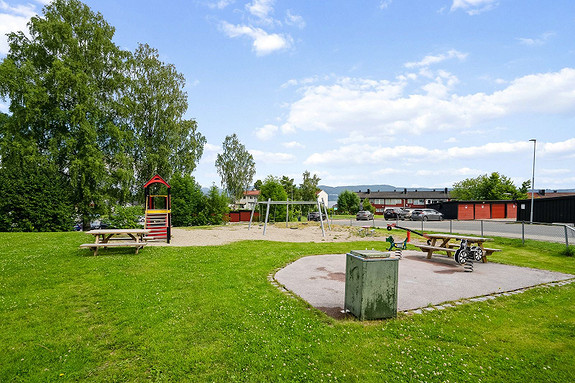 Utearealene er pent opparbeidet med grøntområder, sittegrupper og lekeplass - et trivelig og barnevennlig fellesområde som egner seg godt for hyggelige stunder med familie og venner.