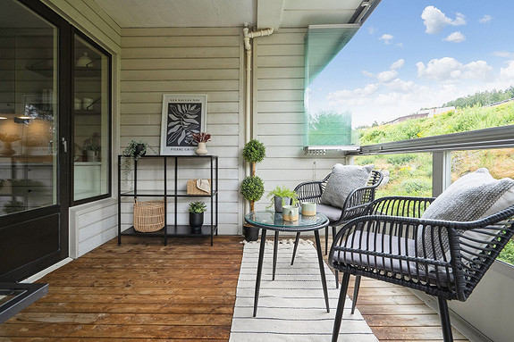 Innglasset balkong med flott utsikt og god plass til møblering - ideell for både ro og selskap.